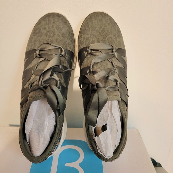 Bzees Glisten Green Animal Print Ribbon Lace-Up Fashion Sneakers Size 10 Wide - Picture 5 of 10